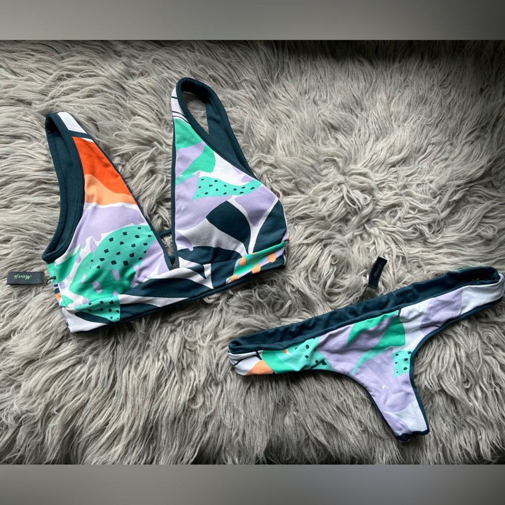 Small 🌺 Maaji Greenstone reversible plunge bikini + chi chi cheeky bottom